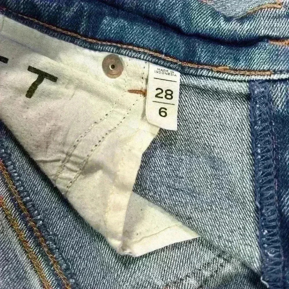 LOFT 5.5" Inseam Relaxed Fit Boyfriend Denim Shorts Mid Wash Women Size 6 - Picture 3 of 5